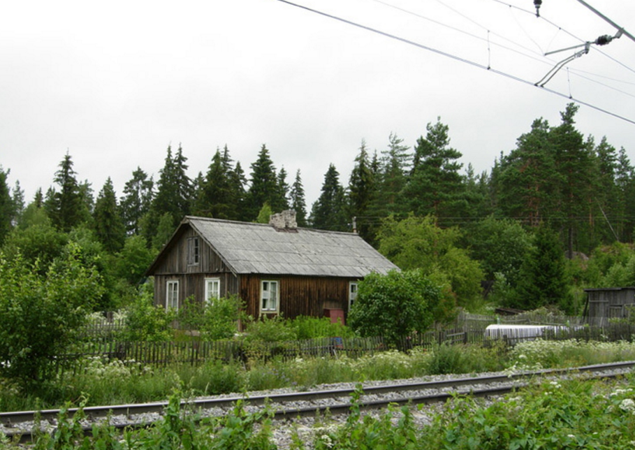 Станция пантелеево ярославская. Дом около железной дороги. Дом с пмж в подмосковье. Дачный домик с землёй 500 тысяч. Домик возле железной дороги.