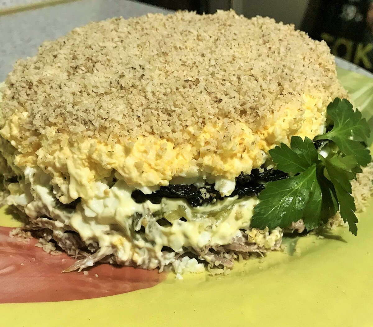 Слоёный салат из говядины