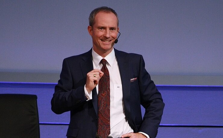 Бодо Шефер. Фото Bodo Schäfer Akademie. Используется по лицензии Creative Commons, Attribution-ShareAlike 4.0 International (CC BY-SA 4.0). Внесенные изменения - обрезано