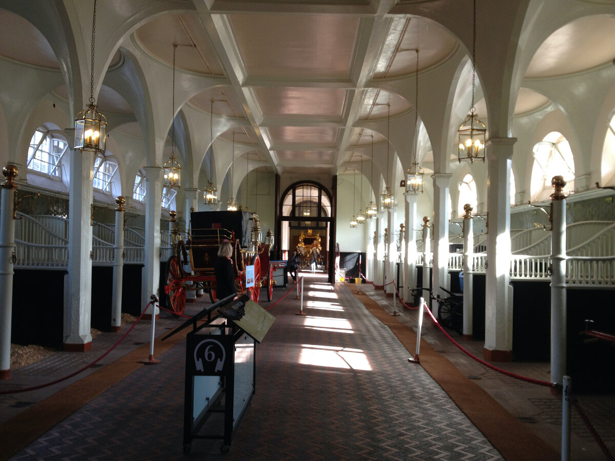 Кареты в помещении бывших конюшен. 