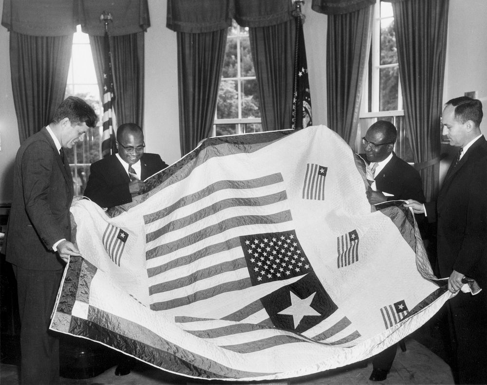 Президент США Джон Кеннеди с вице-президентом Либерии Уильямом Толбертом (оба слева) в Белом доме. 1961 год. 