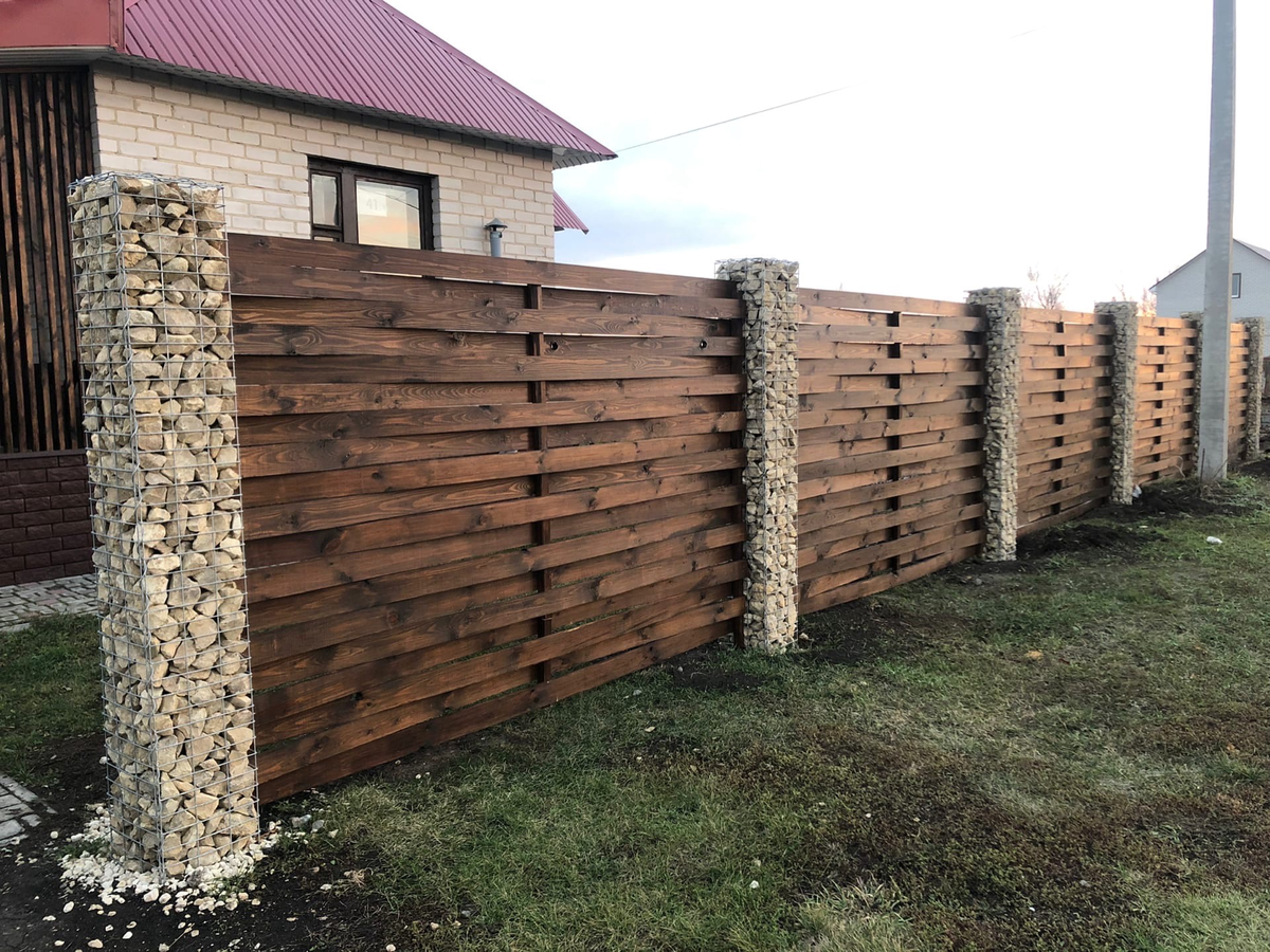 Так выглядит готовый забор. По-моему очень презентабельно. Но, практично, ли?