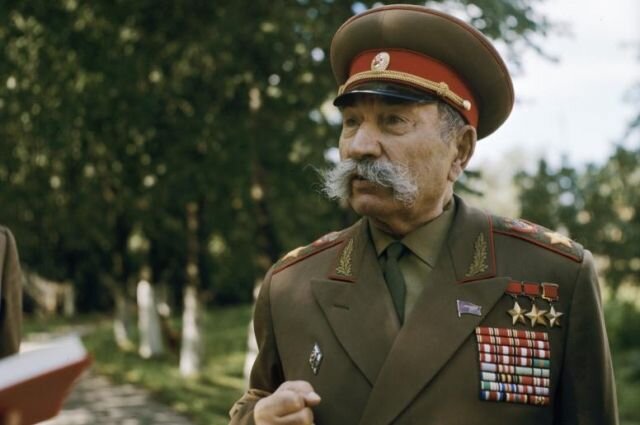 Спасибо, что подписались на мой канал, вы помогаете его развитию. Маршал Советского Союза Семён Будённый на подмосковной даче, 1969 год. / Первенцев / РИА Новости