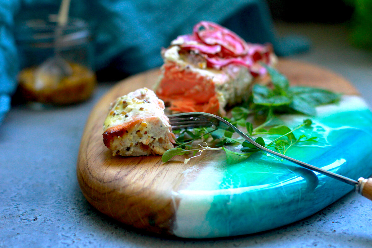 Рыба в горчично-сметанном соусе с маринованным красным луком от Елены Некрасовой. Какова подача, а? https://t.me/urbanistka_vl