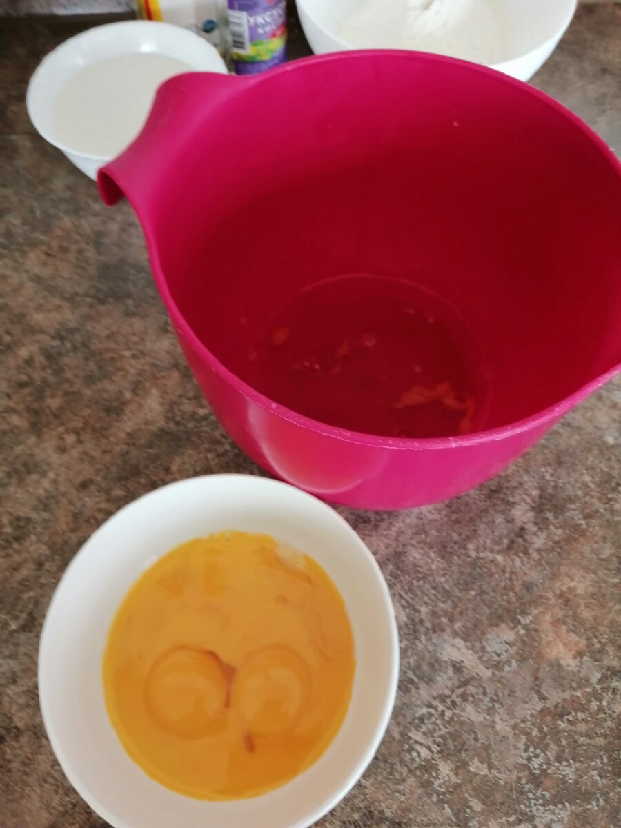 желтки отделяем от белков