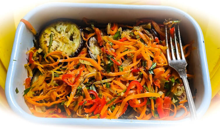 Замечательный рецепт из солнечной Украины. Синенькие, как их ласково зовут, один из популярнейших овощей в Украине. Вы только посмотрите, какой яркий и нарядный этот салат.