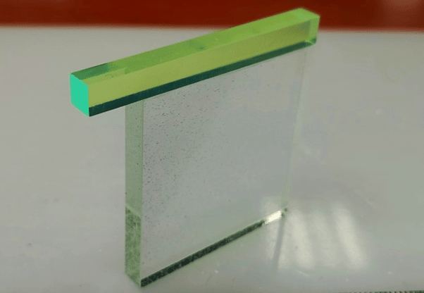    Пластина из сцинтилляционного стекла с размерами 4 х 4 см и световодом для передачи света к фотодетектору / ©Пресс-служба Курчатовского института