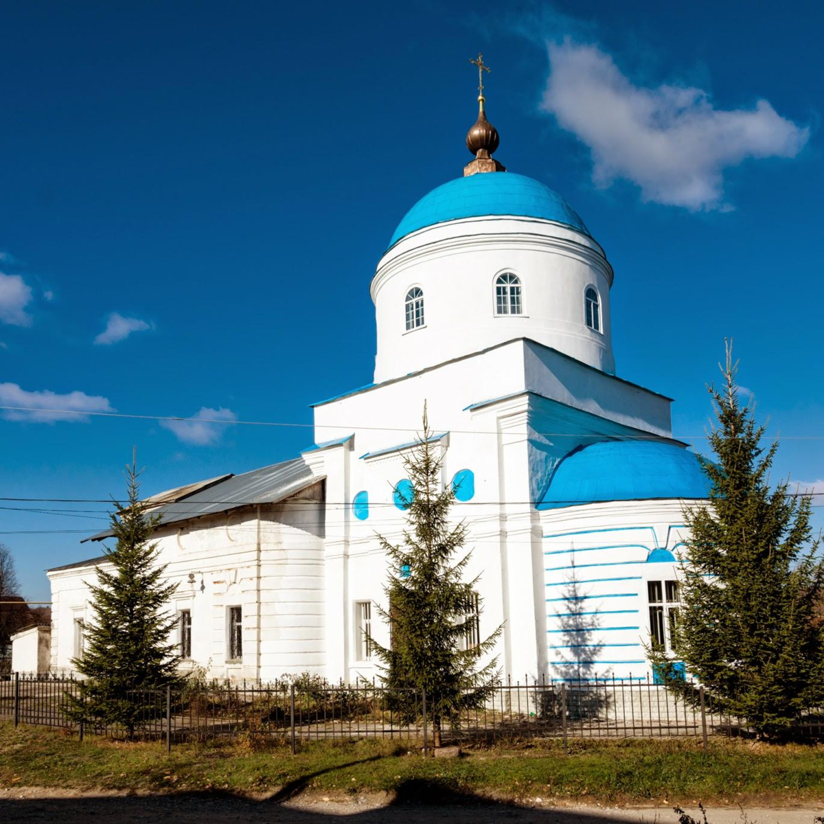 Город недельное. Введенский храм Чекалин. Чекалин Лихвин. Город Лихвин Тульской области. Введенская Церковь Чекалин Тульской.