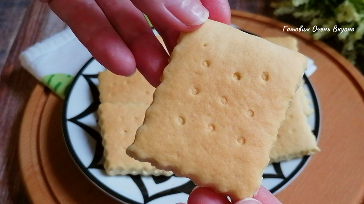 Десерт из галетного печенья Мария без выпечки