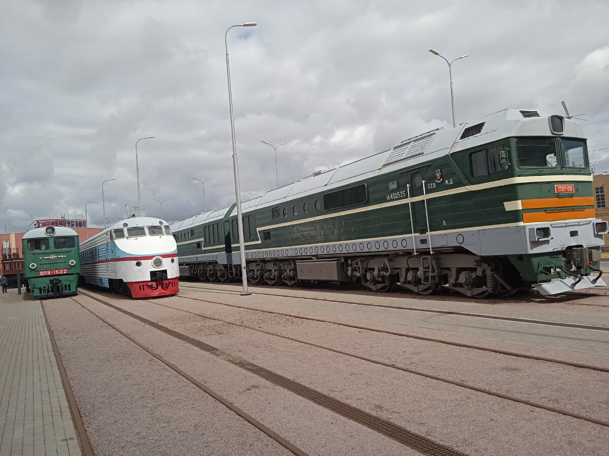 Электровоз «ВЛ8», скоростной поезд «ЭР-200», двухсекционный тепловоз «2ТЭ-121» в Главном музее железных дорог России на Балтийском вокзале. Фото автора, июль 2021г.