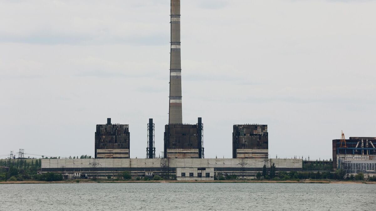    Вид на здания Углегорской тепловой электростанции (ТЭС) в городе Светлодарске© РИА Новости / Сергей Аверин