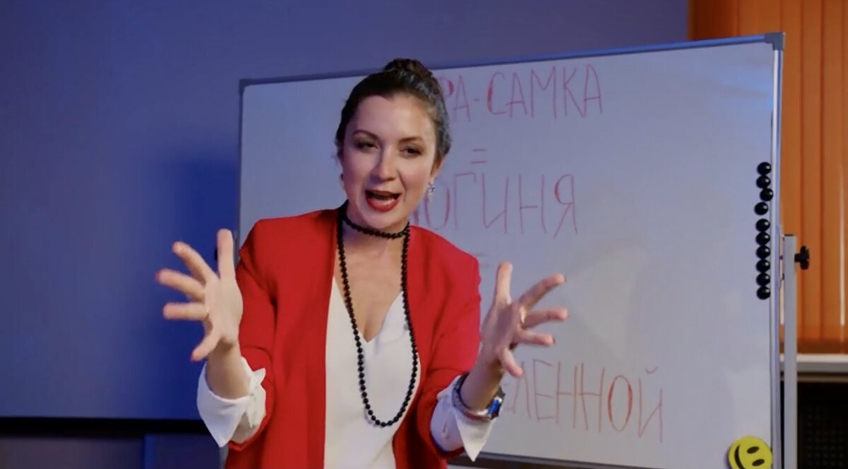 Кадр из сериала "Поступь богини"