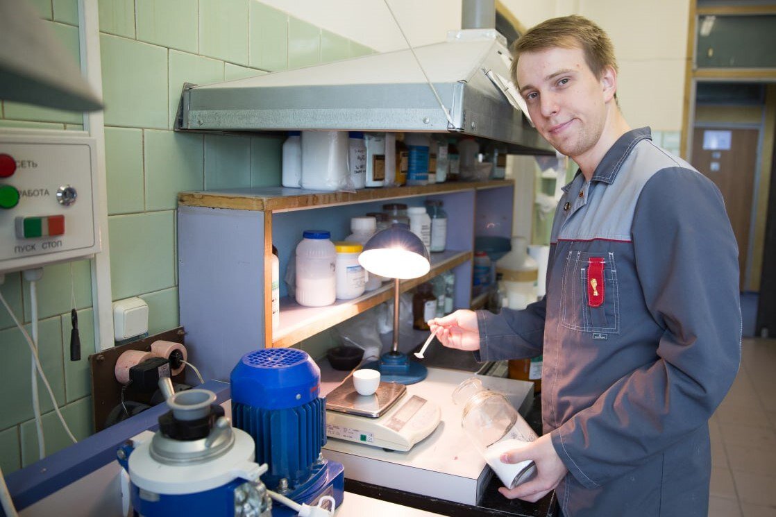  На фото: ведущий инженер кафедры химической технологии стекла и ситаллов РХТУ им. Д.И. Менделеева Роман Алексеев
