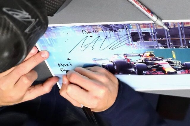 Пилоты дают автографы фанатам на фотографии аварии Баку 18’ обвиняя друг друга в столкновении