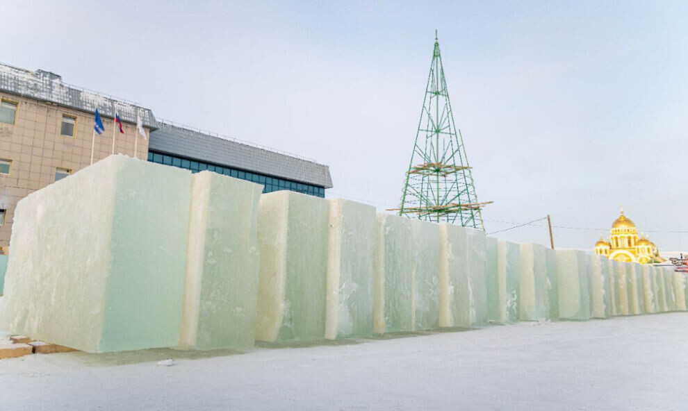    В Салехарде монтируют 21-метровую елку и пиратский ледовый городок