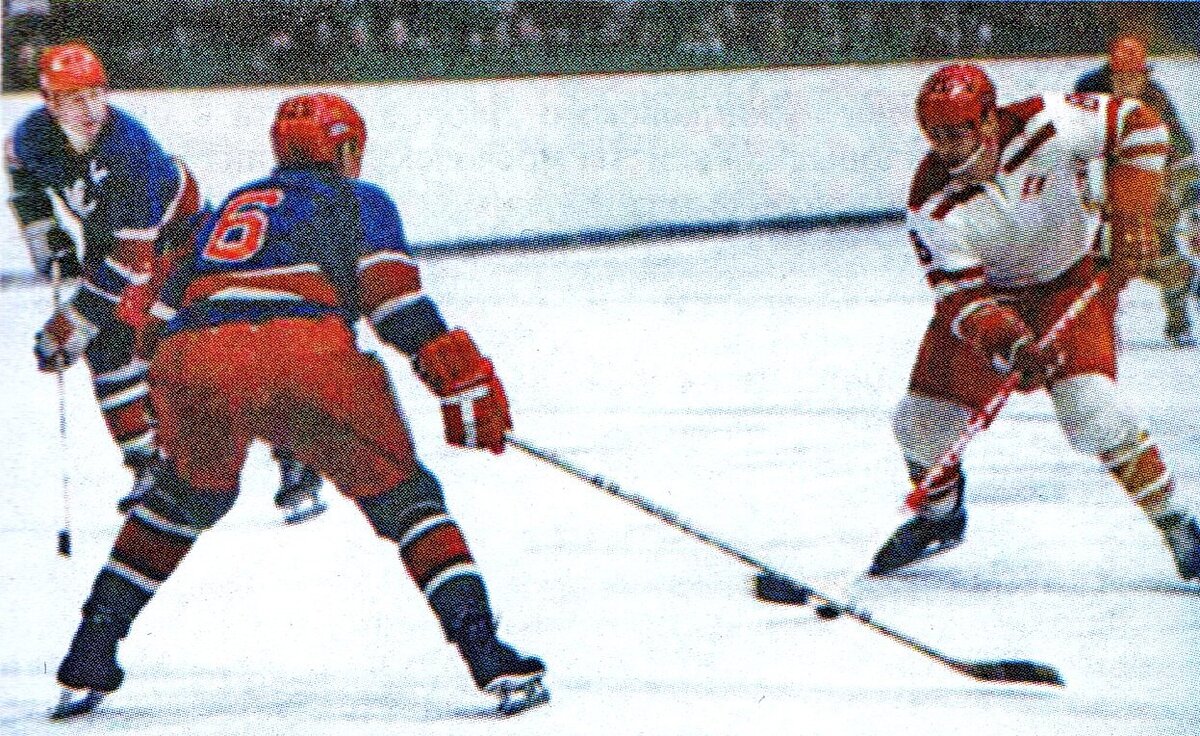 Фото с яндекс.картинки (противостояние "Крылышек" и "Спартака")