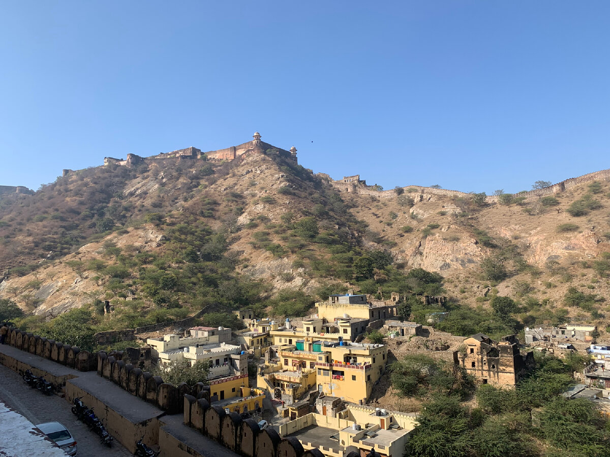 Здесь можно увидеть вдалеке стену одного из фортов. Из личного архива