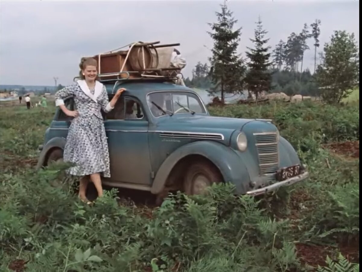 Москвич и Людмила во всей красе! Вот за кого ей надо было выходить замуж! Безотказный агрегат и пьёт только бензин. Фильм "Москва слезам не верит" Скриншот. 