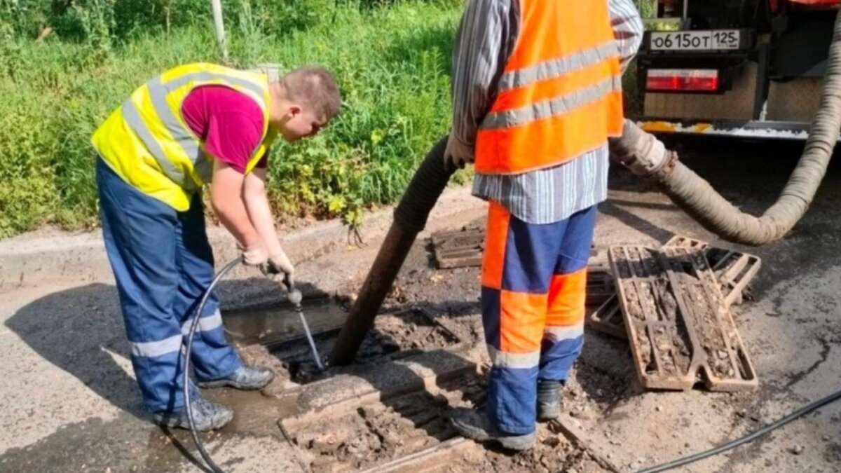     Сотрудники МБУ «Содержание городских территорий» занимались ливневками во Владивостоке. Они промывали канализации, а также устанавливали новые люки и решетки.