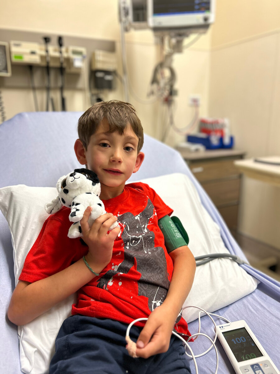 Медсестра принесла плюшевого щенка, чтобы Тиму не было так грустно:) 