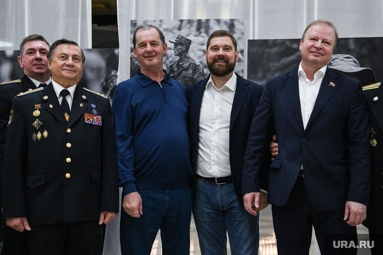    Меценат и бизнесмен Андрей Симановский (в синей рубашке) провел персональную экскурсию для Баринова, Шептия и военных