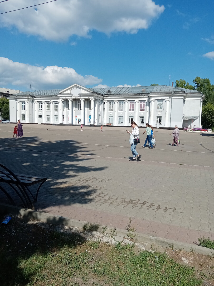 Центр называется "Космос", за ним парк культуры и отдыха, в котором ни культуры ни отдыха. 