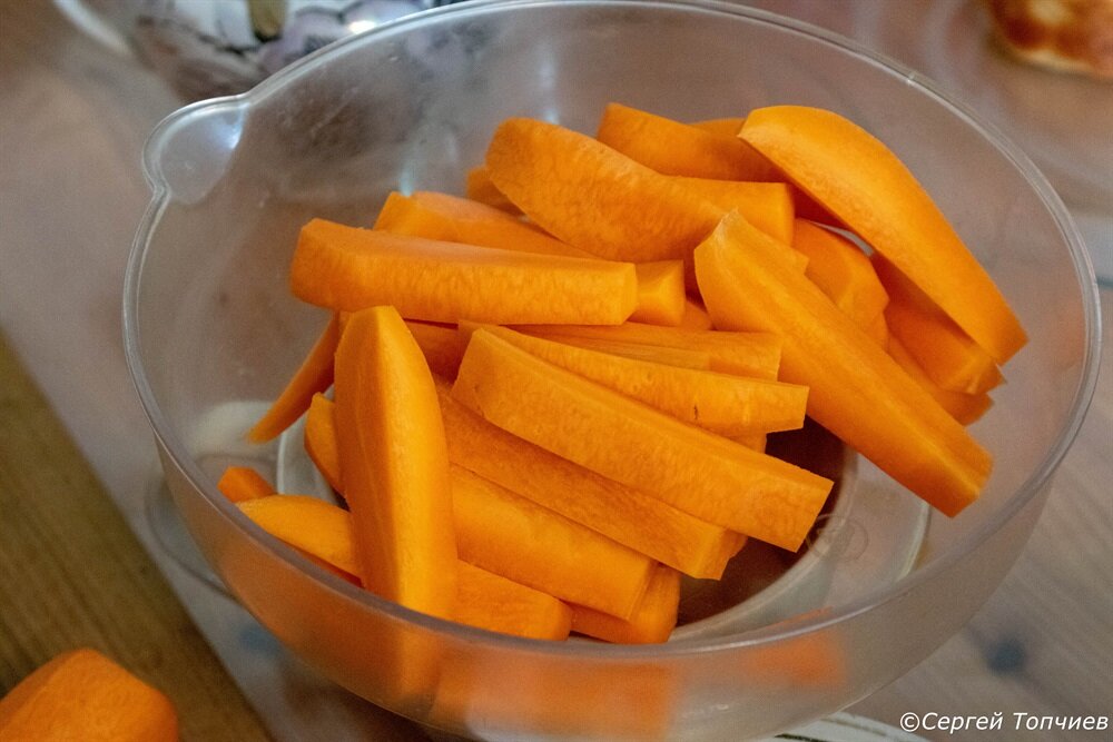 Морковь нарезали