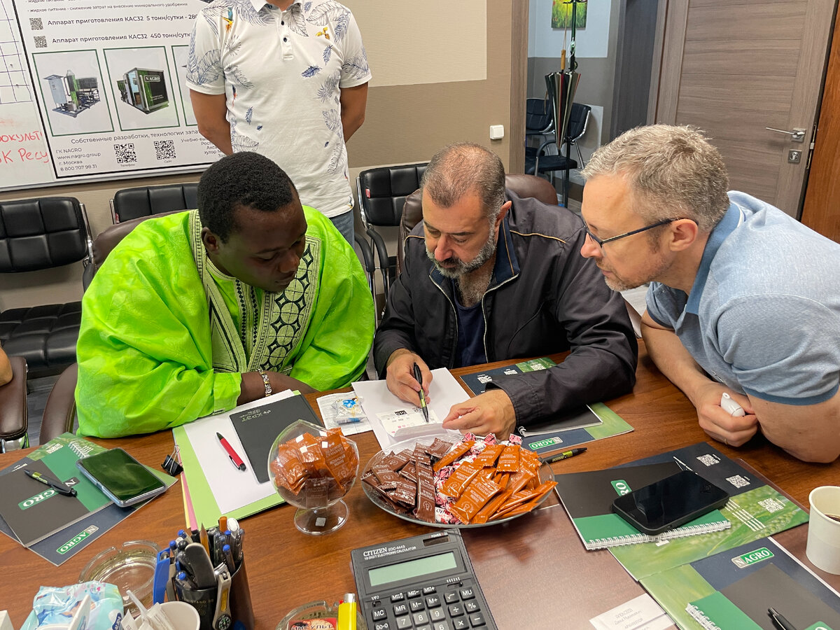 Гости из Сенегала и Сирии обсуждают развитие сотрудничества с генеральным директором ГК NAGRO Андреем Глазковым