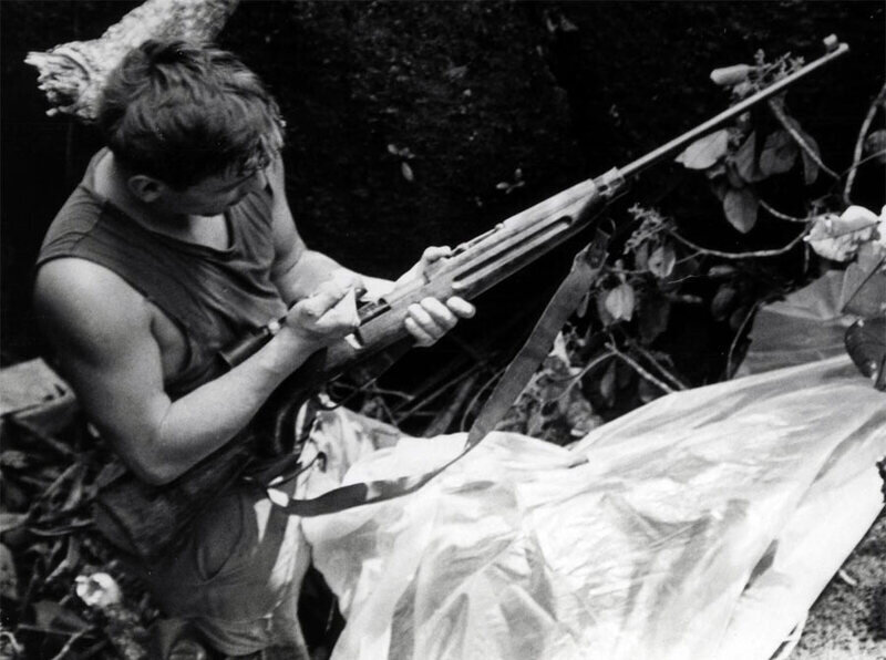 Подполковник Б. Д. Янг из 1-й дивизии морской пехоты США осматривает снайперскую винтовку vz.54, найденную в тайнике во время операции Оклахома-Хиллз к северо-западу от Дананга (Вьетнам). Операция проводилась с 31 марта по 29 мая 1969 года).