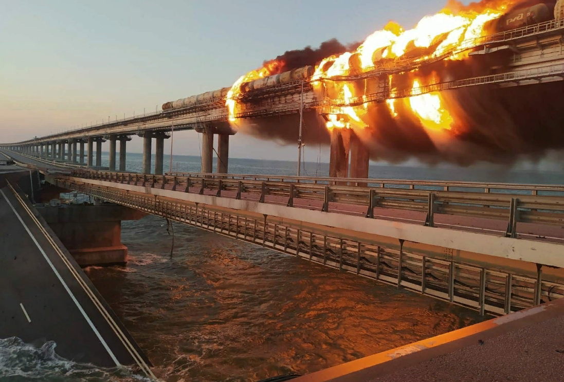 АТАКА НА КРЫМСКИЙ МОСТ В ОКТЯБРЕ 2022 ГОДА. ФОТО: VK.COM/MYFEO_RU