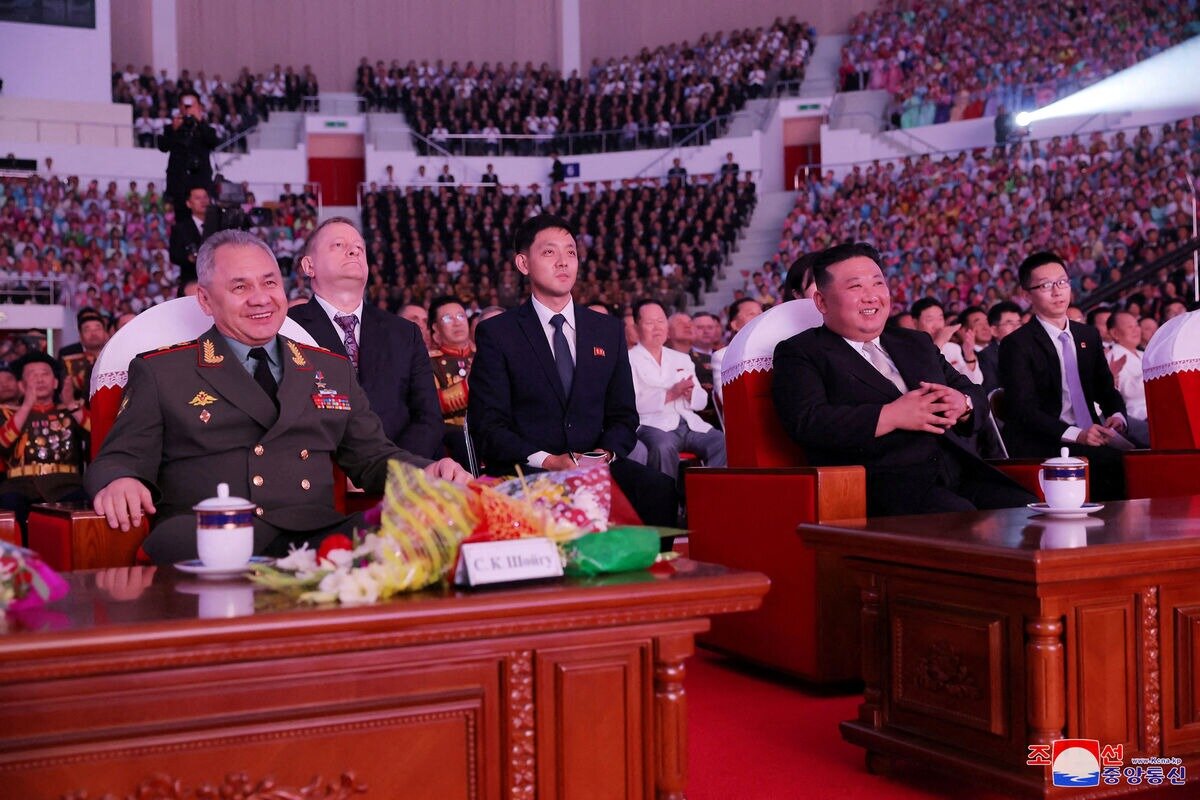 Сергей Шойгу и Ким Чен Ын в Пхеньяне. Фото: KCNA / Reuters