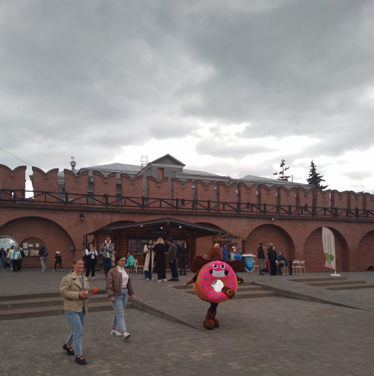 Нашему городу -877, но он  как всегда молод, красив, хорош собой, да ещё в в полном расцвете сил, радует своих жителей и гостей, историческими  памятниками, итересными музеями, замечательными...-29