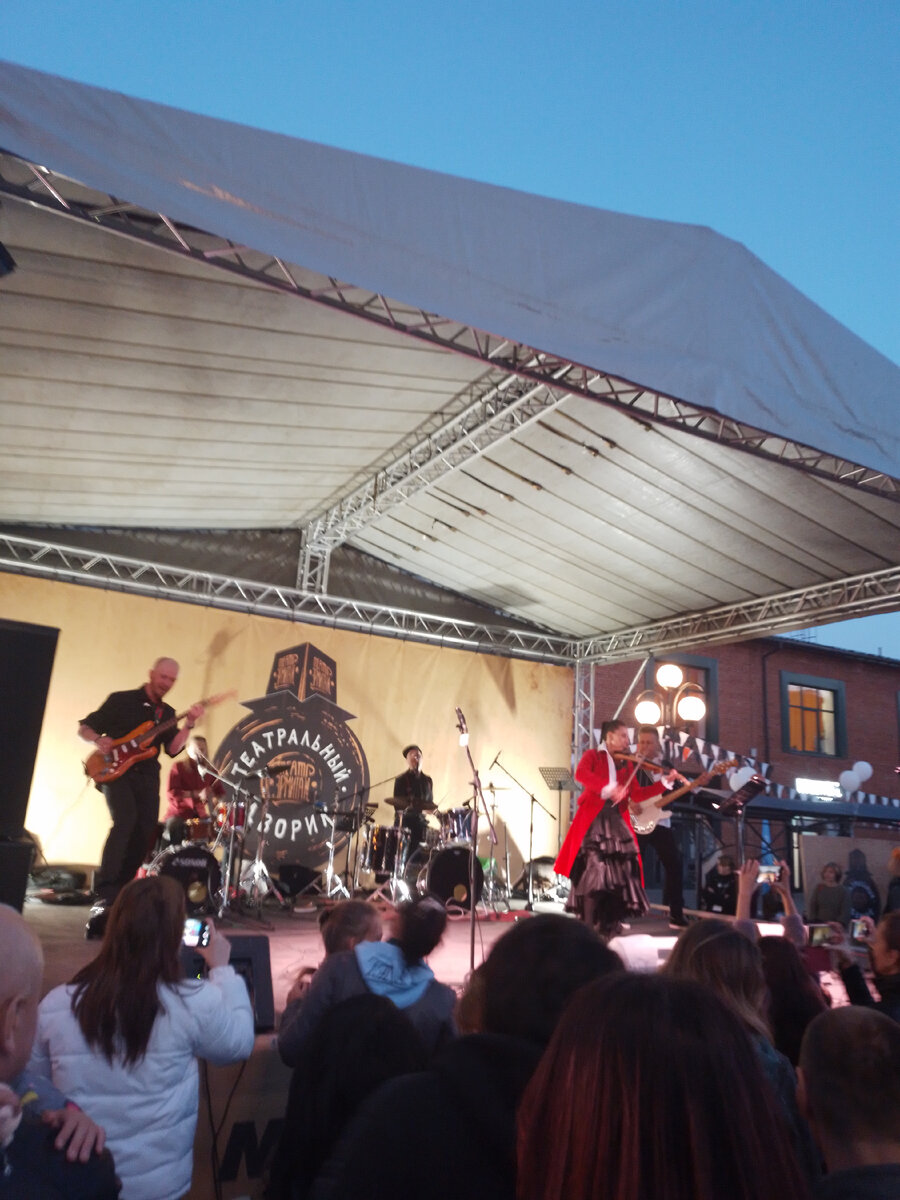 По уже сложившейся традиции, в Туле,  в дни города проходит "Театральный дворик".  В этом году- это уже XV Международный фестиваль уличных театров. 9/09/2023. 16:00.-43