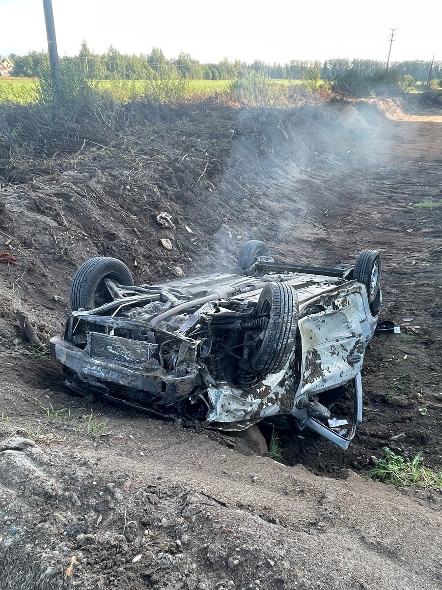 Водитель «Рено» серьезно пострадал, когда его машина вылетела в канаву в  Петербурге | Мегаполис онлайн | Дзен