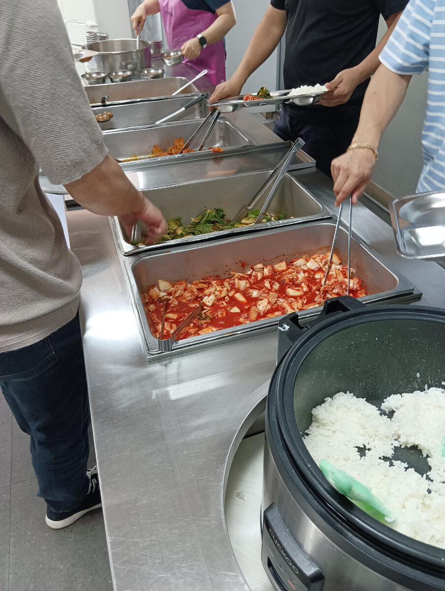 В заводской столовой