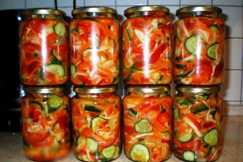 Зимой баночка консервированного салата из огурцов и помидоров порадует вас и ваших близких. Закручивать его можно как в банках с обычными жестяными крышками (под закаточный ключ), так и в банках с винтовыми.