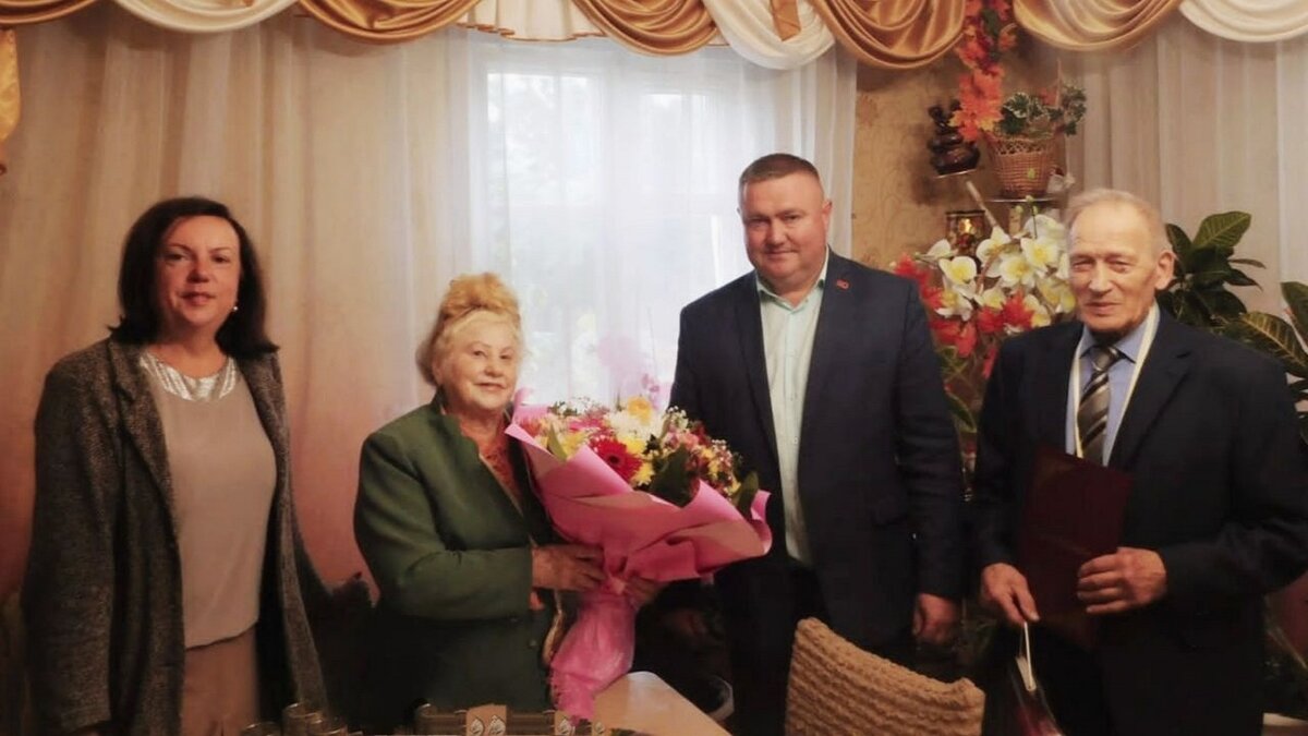 Дедушка меценат. Пенсионер жив курская область. Пенсионеры пенсия. Партия я, пенсионеров курск. Пенсионер жив курская область.