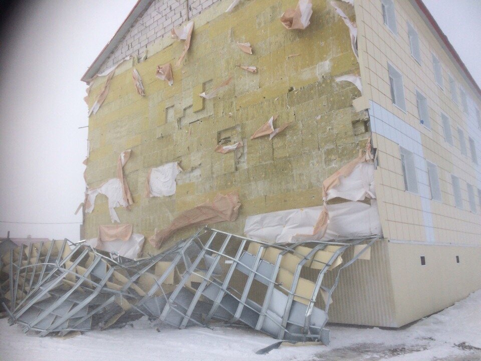 Обрушившийся фасад дома в Панаевске. Фото Ейко Сэротэтто