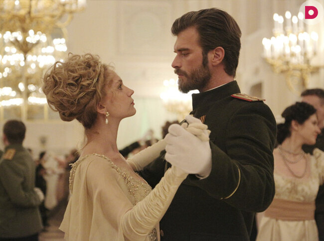  Александра отдает предпочтение нарядам оттенков сливочно-молочной и бежевой гаммы