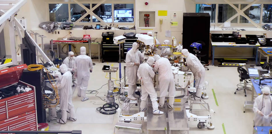 Стоп-кадр трансляции из "чистой" комнаты. Фото НАСА.