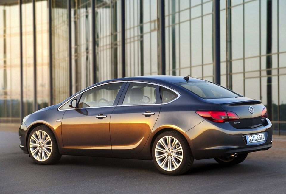 Opel Astra sedan 2012 продавалась в России, Турции и ряде развивающихся рынков