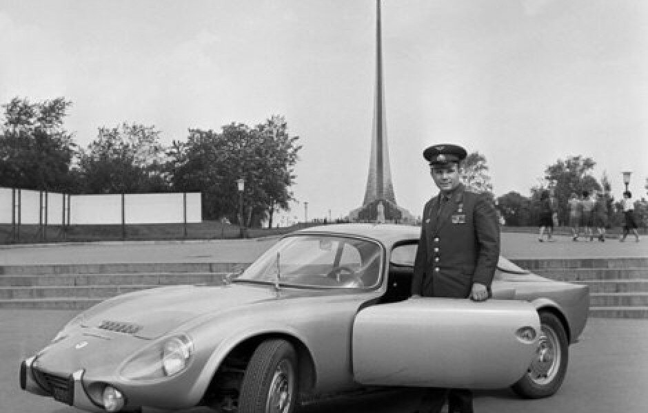 12-апр, 2011, 16:15 О великих личностях / Об астрономии 0 7 454 12 апреля 1961 года: первый полет человека в космос и последний глобальный успех нашей страны. И при жизни, и после смерти из Юрия Гагарина лепили образ идеального человека, символа коммунизма. Мы попытались уйти от этих штампов. В нашем материале нет официальных снимков и рукопожатий с руководителями партии и дружественных стран, стандартных карточек в скафандре и парадной форме, а только 12 фотографий из жизни простого человека по имени Юрий Гагарин.
