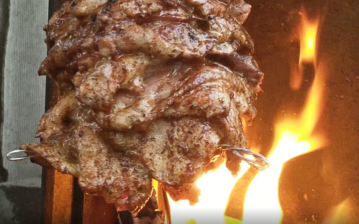 Очень красивое, аппетитное и вкусное блюдо. Хотите удивить и помучать своих друзей, приготовьте при них гирос.