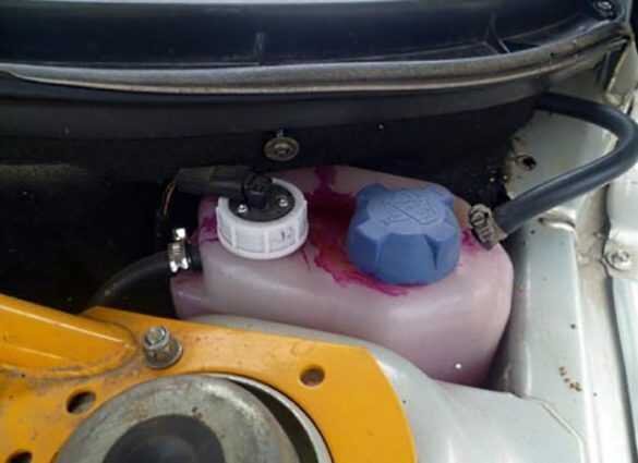 Источник: https://piter-at.ru/raznoe/vybrasyvaet-antifriz-cherez-rasshiritelnyj-bachok-vaz-2114.html