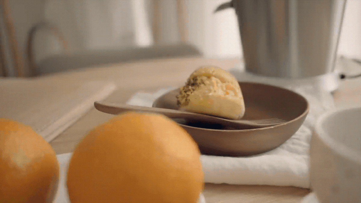 К сожалению, автор канала не озвучивает свои видео, но мелодии подбирает отменные! В конце статьи обязательно вставлю оригинальное видео, к которому есть даже русские субтитры на ютубе:)