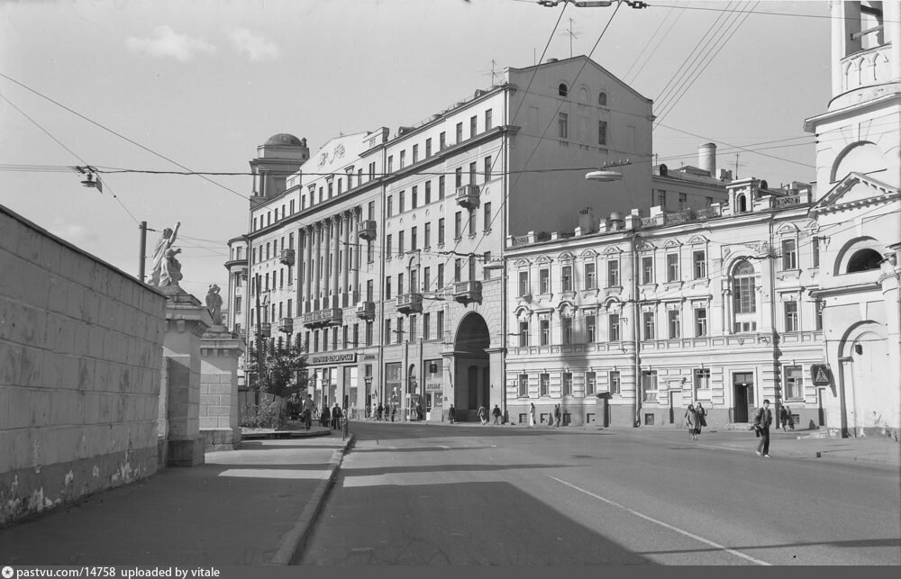 Мои  родители поселились  в доме на Солянке 1/2  в 1924-м. Они работали в  Народном комиссариате путей сообщения СССР и получили квартиру на  Солянке, потому что дом был подведомственным.-3