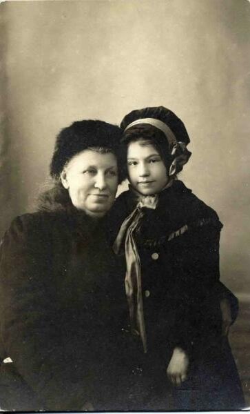 Портрет бабушки с внучкой
Неизвестный автор, 1910-е, МАММ/МДФ.