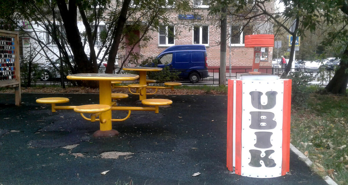 Урна на фоне столов