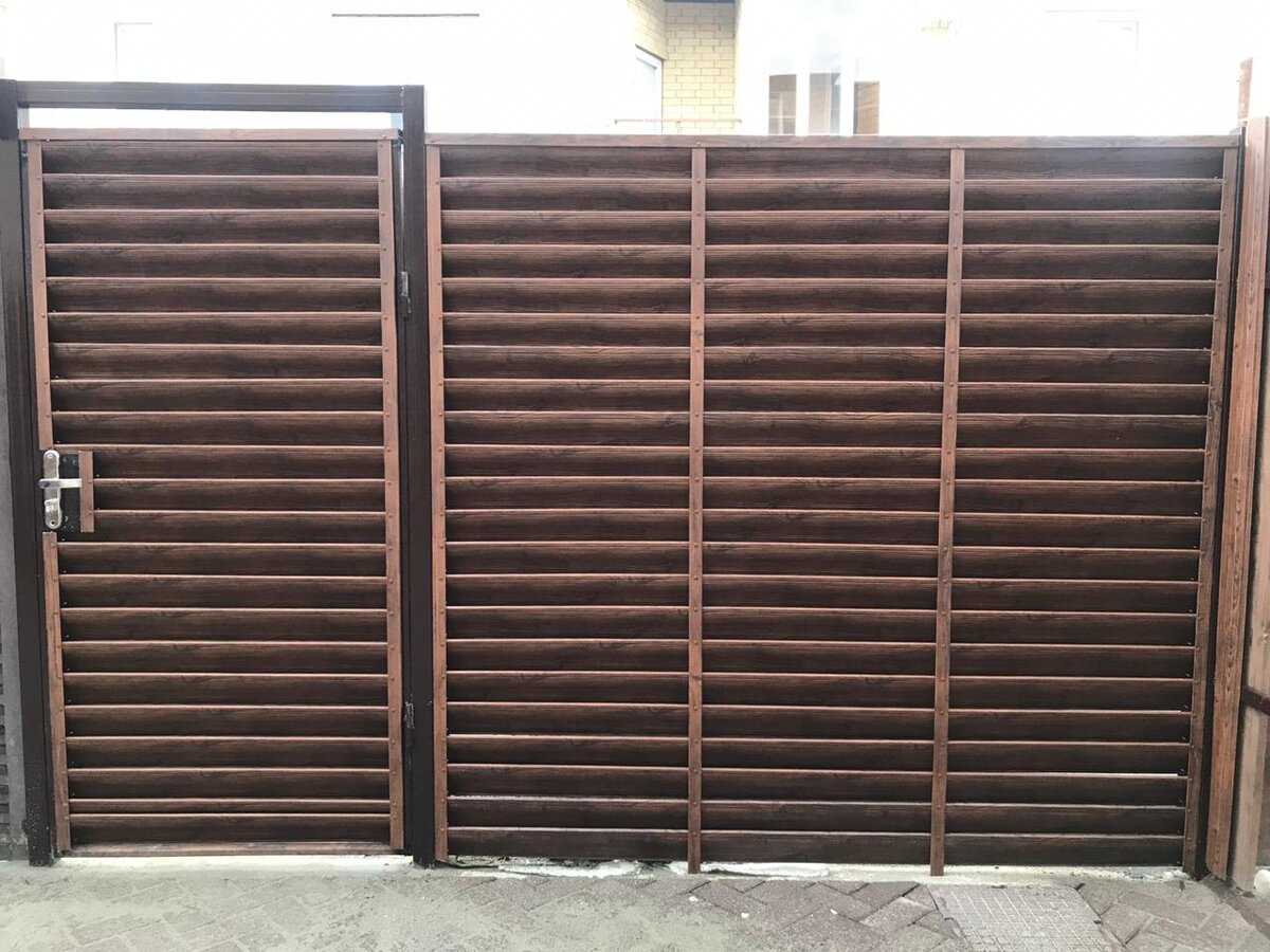 Забор с ламелями Еврожалюзи в цвете Каштан от Центра Металлокровли