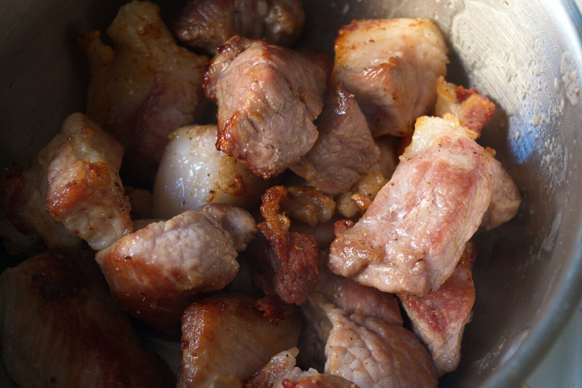 Совсем простой рецепт очень вкусной жареной свинины: А соус улучшит любой гарнир